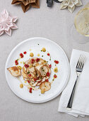 Pilz-Carpaccio mit Kardamom-Birne und karamellisiertem Knoblauch