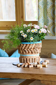 DIY cache pot decorated corks