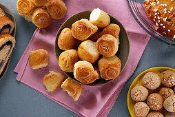 Easter snails made from yeast dough