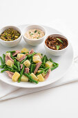 Salat mit Thunfisch, Kartoffeln und grünen Bohnen dazu dreierlei Pesto