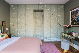 Einbauschrank mit Chinoiserie-Tapete im Schlafzimmer