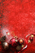 Weihnachtlicher Hintergrund mit Weihnachtskugeln in Rottönen