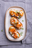 Geröstete Baguette-Scheiben mit Mandelfrischcreme, veganem Karottenlachs und Dill