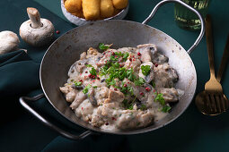 Veganes Seitan-Geschnetzeltes Züricher Art mit Kroketten