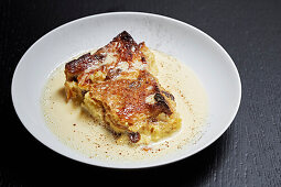 Bread and Butter Pudding mit Vanillesauce