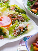Salat-Häppchen mit Gemüse und Glasnudeln und Chilidip