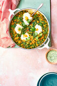 Dhal mit pochierten Eiern und Kräuter-Raita