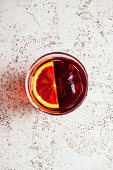 Negroni mit einer Scheibe Blutorange