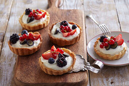 Tartlets with mascarpone and fruits