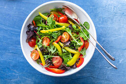 Mixed salad with rocket, peppers and tomatoes