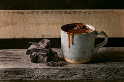 Eine Tasse würzige heiße Schokolade mit Schokoladenstücken
