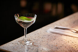 Martini mit Basilikum