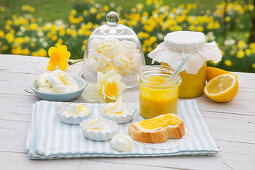 Mini lemon meringues and lemon curd