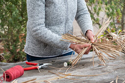 Stern aus Rückschnitt von Miscanthus binden