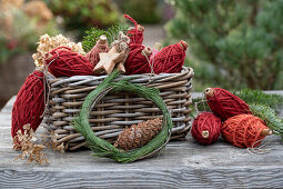 Christmas decoration with wreath and yarn spools