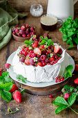 Pavlova mit roten Beeren