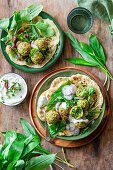 Bärlauch-Falafel auf Fladenbrot