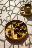 Mit Pistazien gefüllte Datteln serviert an Iftar während des Ramadan