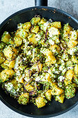 Kartoffel-Brokkoli-Pfanne mit Feta