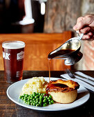 Steak Pie mit Gravy, Kartoffelpüree und Erbsen