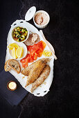 Festliche Fischplatte mit Gewürzgurkensalat
