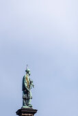 Hl. Johannes von Nepomuk, Heiligenfigur auf der Karlsbrücke, Prag, Tschechien