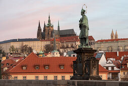 Blick von den Heiligenfiguren auf der Karlsbrücke zum Veitsdom auf der Prager Burg, Prag, Tschechien