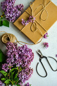Geschenkbox mit lila Fliedern