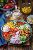 Salatplatte mit Gemüse und Truthahn-Gyros