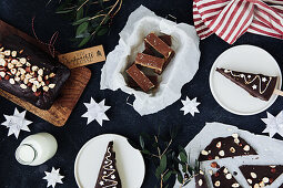 Gewürzkuchen, Erdnussriegel, Cheesecake-Sticks, Bruchschokolade zu Weihnachten