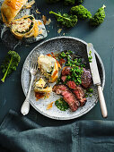 Schwarzkohl-Kartoffel-Strudel mit Ribeye-Steak
