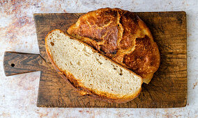 Sauerteig-Hefebrot auf rustikalem Holzbrett