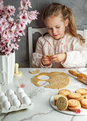 Mädchen bereitet Osterplätzchen zu
