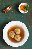 Canederli (Italienische Knödel) mit Parmesan und Zimt in Brühe