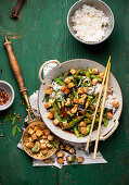 Spargelpfanne mit Tofu und Reis (asiatisch)