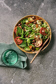 Stangensellerie-Spargel-Salat mit Ochsenherztomaten und Nüssen