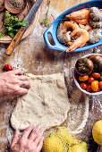 Pinsa mit Garnelen und Tomaten zubereiten - Pinsateig formen