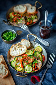 Schweinefilet mit Gemüse und Brot