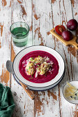 Rote-Bete-Suppe mit Pflaumen und Polentaknödeln