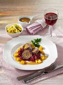 Fruity beef roulade with mango, figs and red cabbage