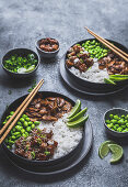 Bowl mit Reis, Tofu, Pilzen und Edamame