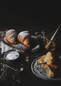 Croissants mit Honig und Puderzucker