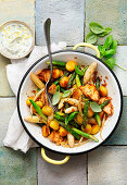 Gnocchi-Spargel-Pfanne mit Hähnchenbrust und Gnocchi