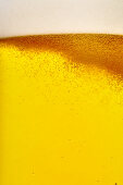Prickelndes Bier (Ausschnitt, bildfüllend)