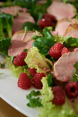 Rapunzelsalat mit Schweinefilet und Himbeeren zur Movie-Night (Close Up)