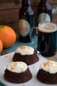 Kleine Schokoladenkuchen mit dunklem Bier, Orange und Mandeln
