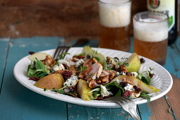 Birnen-Blauschimmelkäse-Salat mit Bier-Vinaigrette