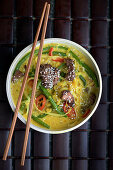 Laksa with spicy chicken and green beans