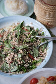 Larb - thailändischer Fleischsalat mit Schweinefleisch