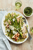 Orzo-Salat mit Hähnchen, grünem Spargel und Pesto